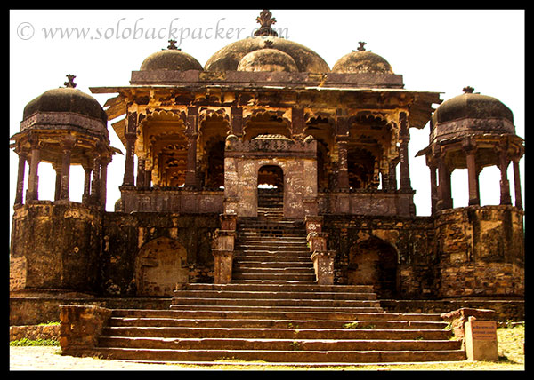 32-Pillar Cenotaph (Battis Khambha Chhatri) inside the Fort