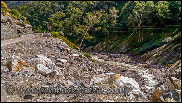 Mandakini River flowing between Sonprayag and Gaurikund